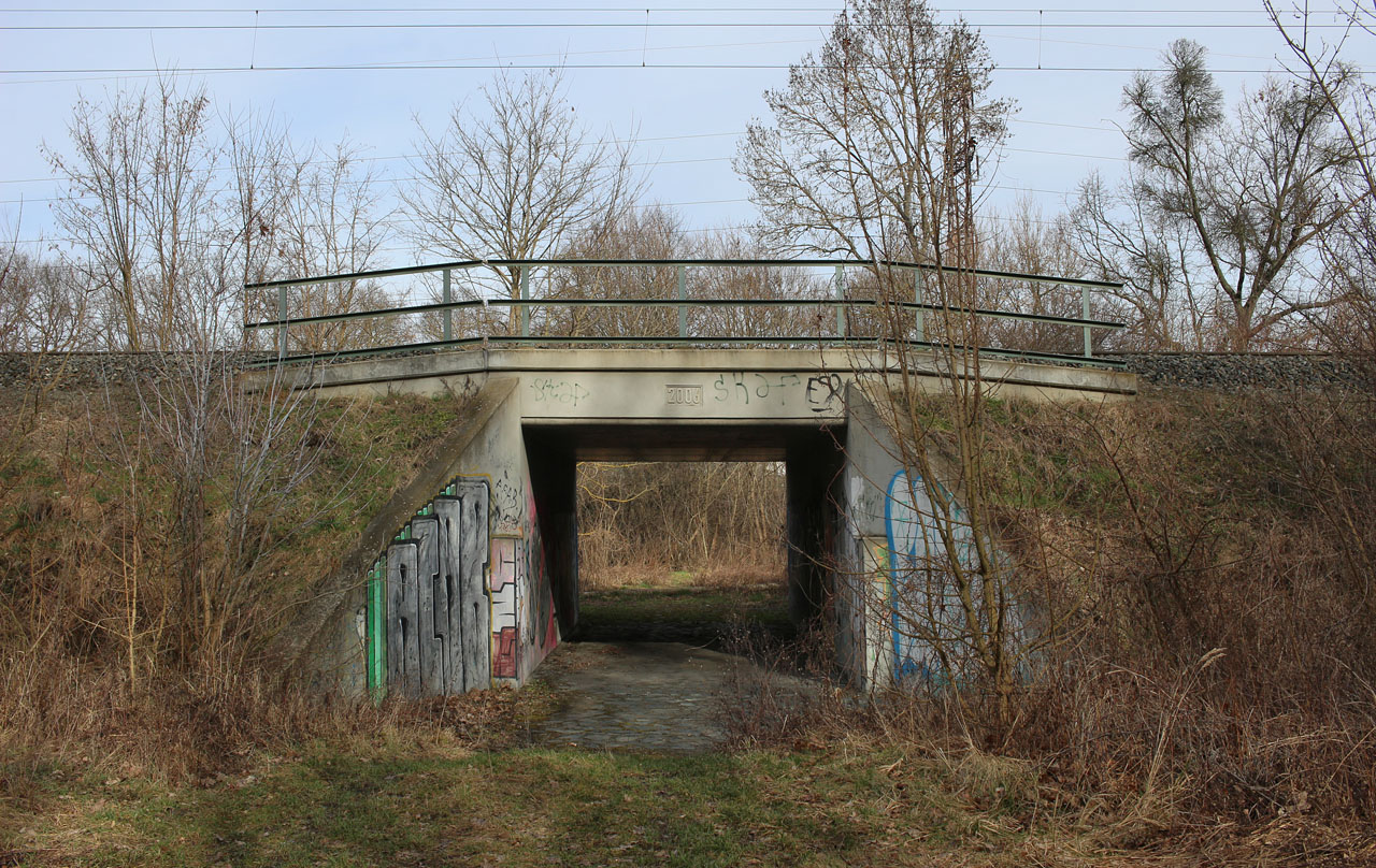 V tomto prostoru podcházela úzkokolejka trať do Bratislavy. Nebo spíš trať do Bratislavy nadcházela úzkokolejku, která tu byla postavena o 21 let dříve (přeložkou do Bratislavy se rozhodla vláda ČSR změnit nevyhovující zaústění železnice z Bratislavy směrem na Vídeň místo na Prahu).