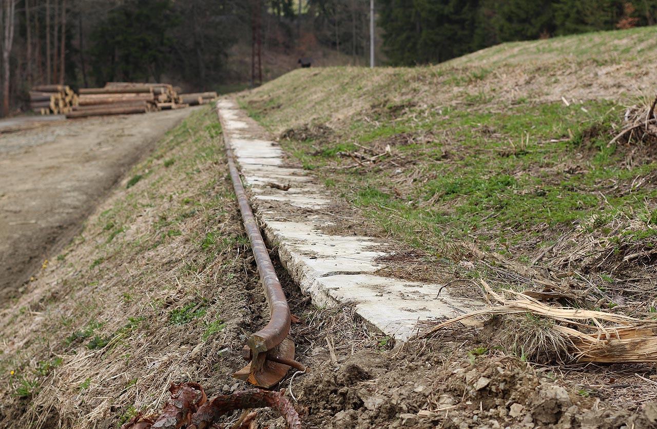 Nejvýraznějším pozůstatkem po lesní drážce na Čerňavu je překládací rampa pod hájovnou Banjaluka, na které se dřevo z úzkokolejných oplenů překládalo do normálněrozchodných vagónů, které sem sjížděly po vlečce vedené úbočím svahu (zrušené před 2. světovou válkou).