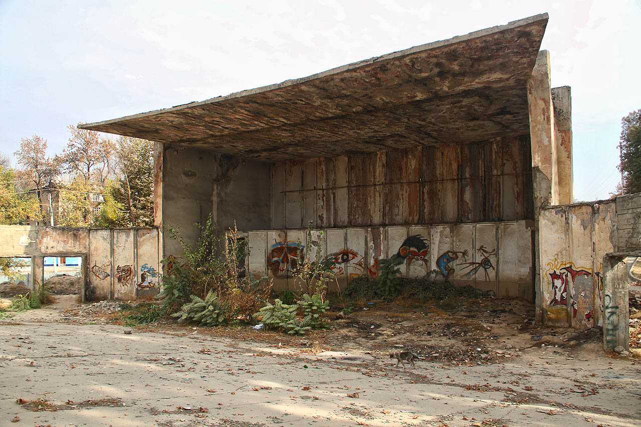 Budova ukrývající jeviště, resp. stříbrné plátno, na které se promítaly filmy. Odvážně řešený strop z jediné železobatonové desky má tloušťku jen asi 15 cm a za současného stavu kina (a tehdejší kvality betonu) je jen otázkou času, kdy se vlastní vahou zřítí.