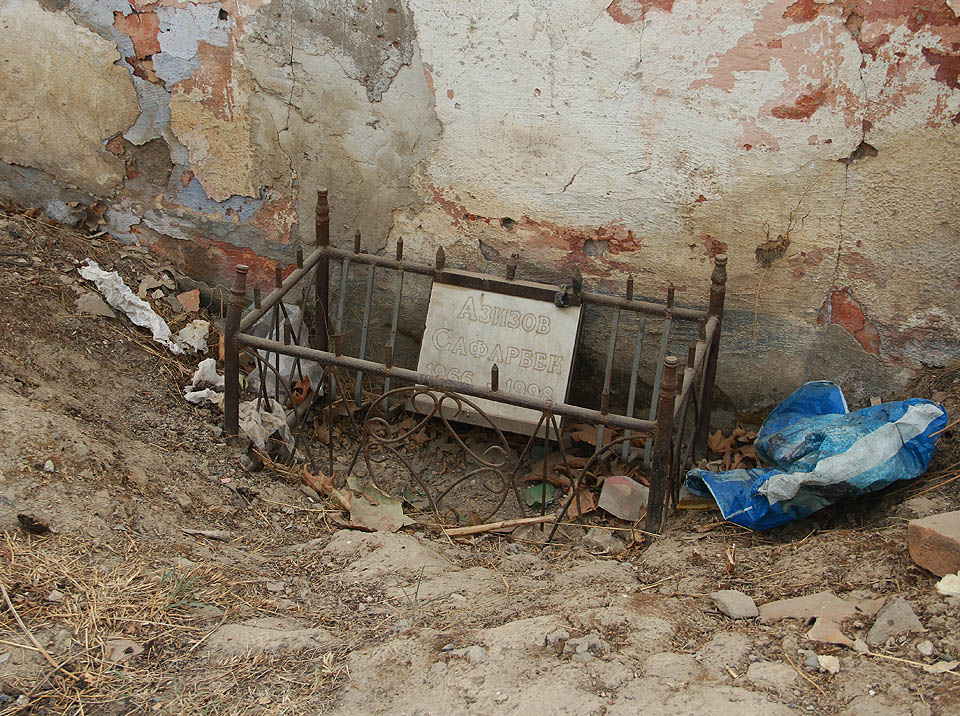 Na opačné straně betonové stěny se dokonce nachází malý hrob. Už se asi nikdy nedozvíme, kdo byl a proč zahynul dvaatřicetiletý Azizob Safarbek. Snad byl hercem v místním divadle, snad se zřítil ze zdi, když přes ni vynášel ukořistěný nábytek…