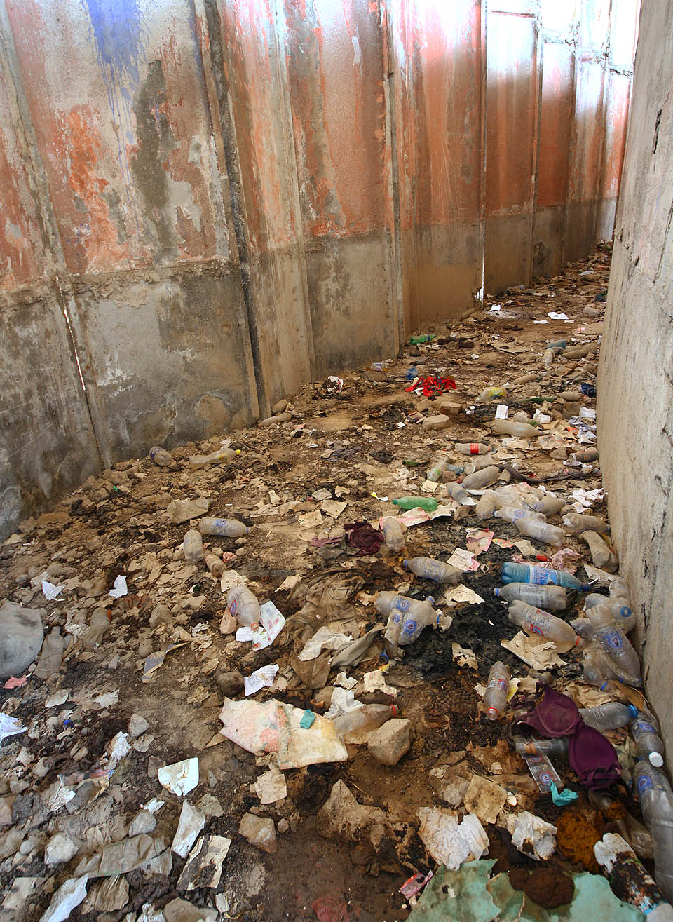 A úzkou skulinu mezi jevištěm a zadní stěnou budovy, která sloužila jako přípravna herců, si oblíbili všichni, kdo v okolí hledají koš nebo veřejný záchod.