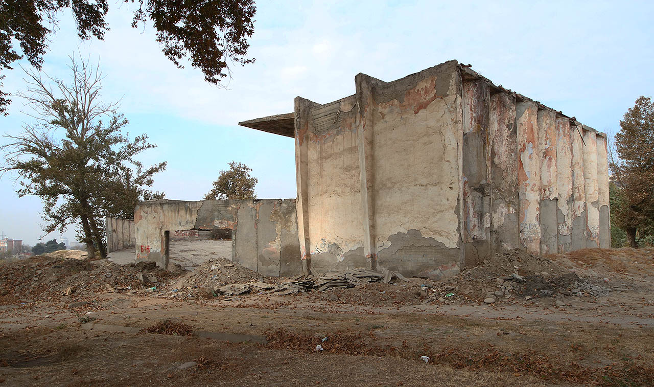 Pohled od třídy Sadí Širázího (Šejch Abú Abdilláh Mušarifuddín ben Muslih Širází byl středověký perský básník). Zadní stěnu budovy tvoří betonová harmonika.