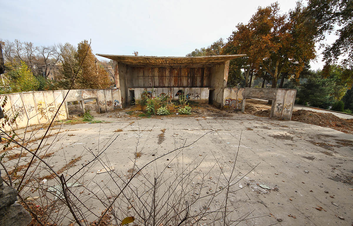 Tak viděl letní kino promítač ze své budovy na opačném konci hlediště.