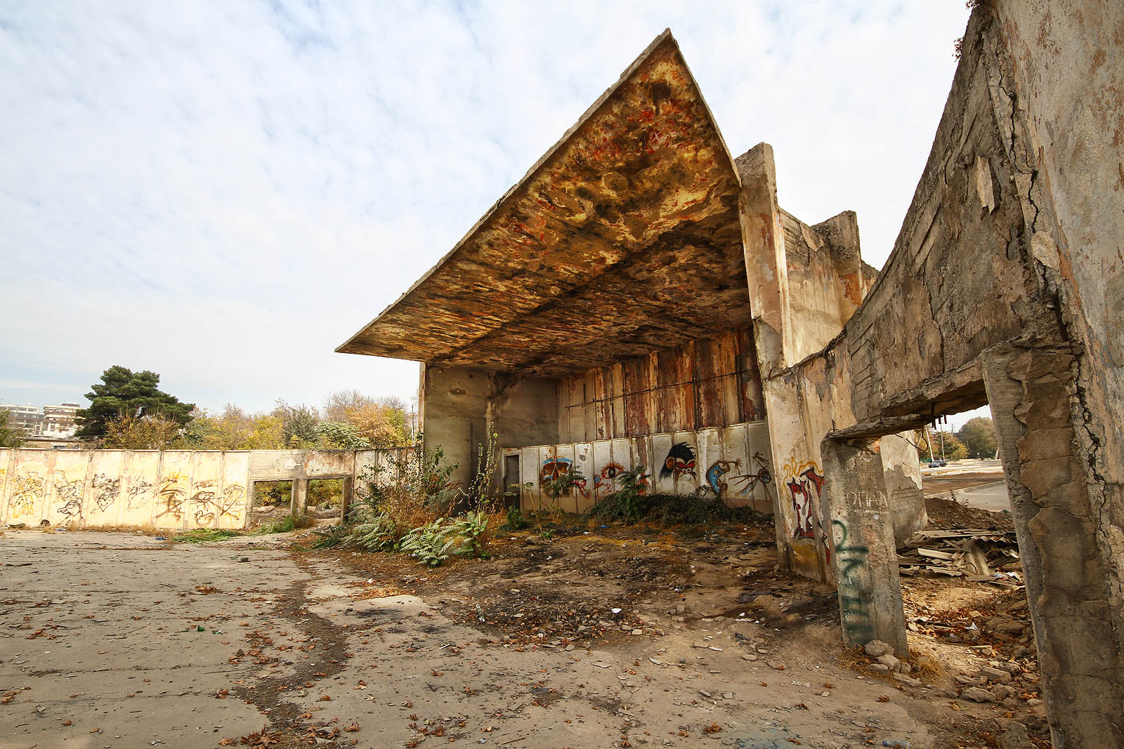 Vchody a východy do betonové ohrádky dnes slouží pro vcházení a vycházení stejně dobře jako před léty. Jen vstupné už nikdo nevybírá a využití kina je docela jiné.