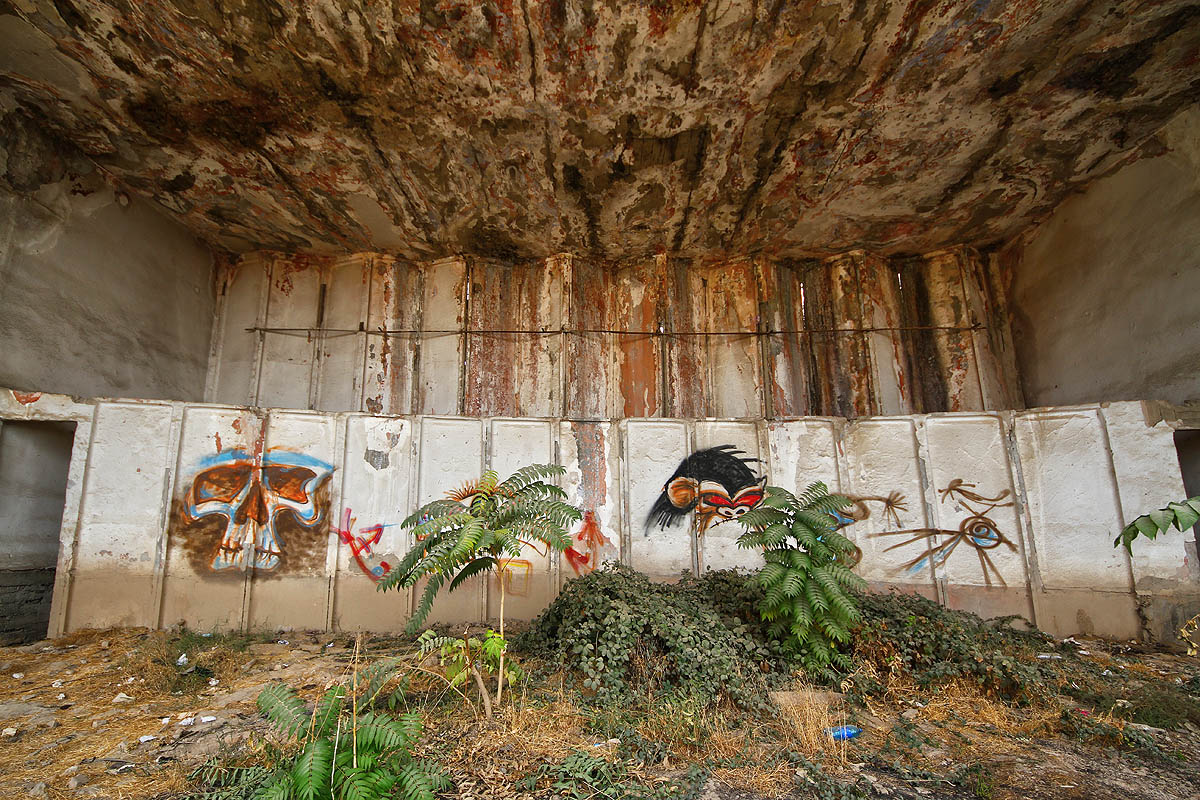 Posledním uměleckým počinem v dušanbeském kině bylo pomalování zdi oddělující jeviště od šaten herců místními sprejery.