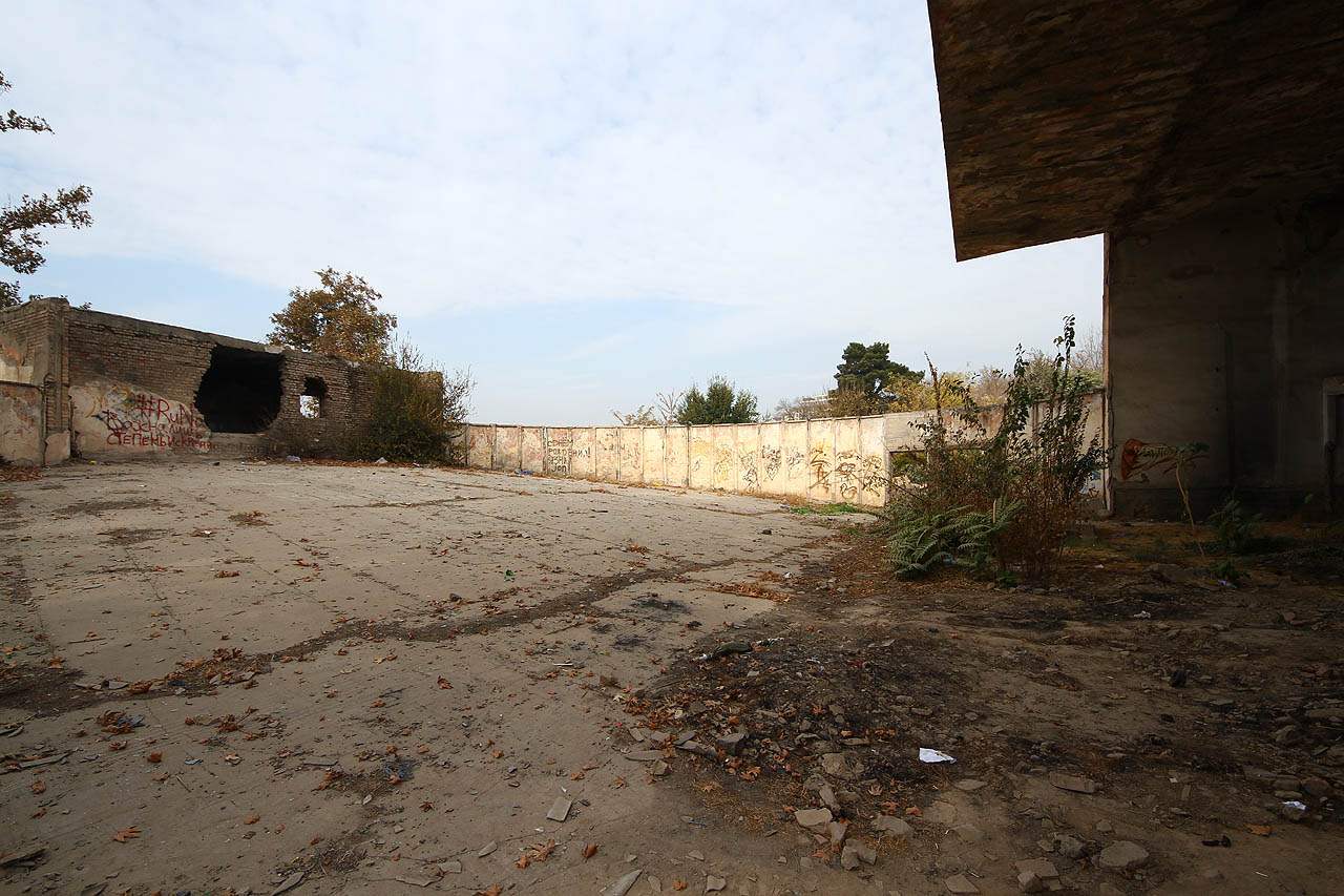 Uprostřed rušné metropole jsou útroby betonové kruhové ohrady vlastně jakousi zaprášenou oázou klidu.