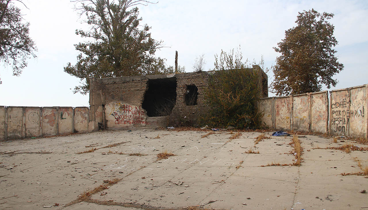 Jednoduchá budova administrace a současně budka promítače dnes slouží hlavně mládeži z nedaleké školy. Chodí se sem kouřit i randit.