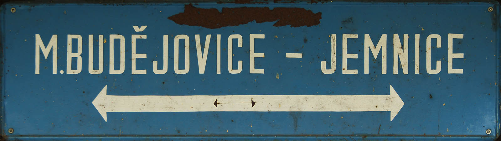 Pravidelná osobní doprava na dráze z Moravských Budějovic do Jemnice ustala na sklonku roku 2010. Přesto dráha docela neosiřela a příležitostné osobní vlaky po jejích kolejích jezdí stále. Za vůbec někdo od omezení provozu vystoupil ve Lhotici, se už nedozvíme.. Pravidelná osobní doprava na dráze z Moravských Budějovic do Jemnice ustala na sklonku roku 2010. Přesto dráha docela neosiřela a příležitostné osobní vlaky po jejích kolejích jezdí stále. Za vůbec někdo od omezení provozu vystoupil ve Lhotici, se už nedozvíme..