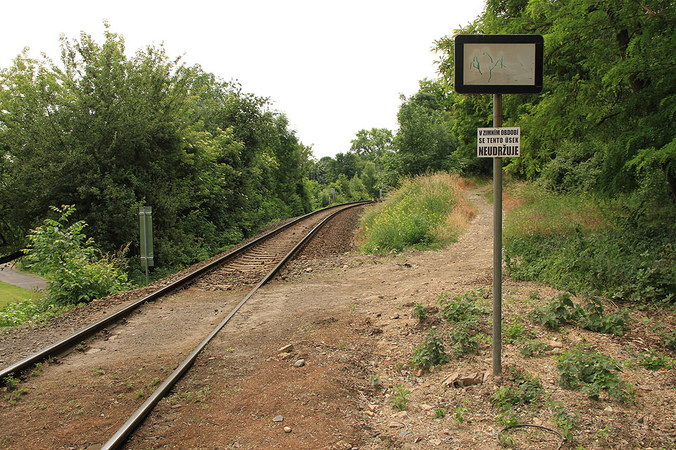 Trať 087 nepatří mezi nejdůležitější dráhy. není proto divu, že úsporami postižené SŽDC tento úsek v zimním období neudržuje.