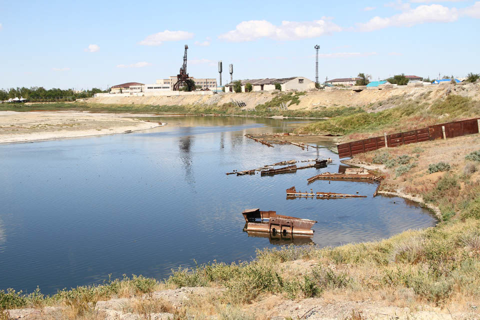 Od roku 1967, kdy byly dokončeny závlahové systémy na řece Amudarji v dnešním Uzbekistánu, hladina jezera začala klesat a pobřežní čára ustupovala od Aralsku k jihu. V nejvzdálenějším bodě byla 100 km daleko od města, které se tak ocitlo uprostřed slané pouště.