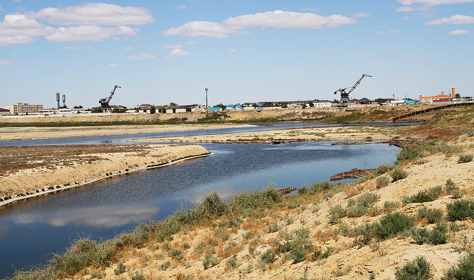 Zpočátku místní věřili, že se pokles zastaví a prohlubovali uměle přístav i trasu, kterou proplouvaly lodě mělkým jezerem dál a dál od města, kde ještě zbývalo dost vody.