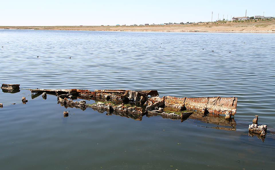 Zbytky lodí uvázlých v soliskách a na suché slané poušti mezitím rozřezali hledači kovů. Jen tu a tam ještě z pouště vyčnívá zoufalý vrak oblepený slanými krystalky.