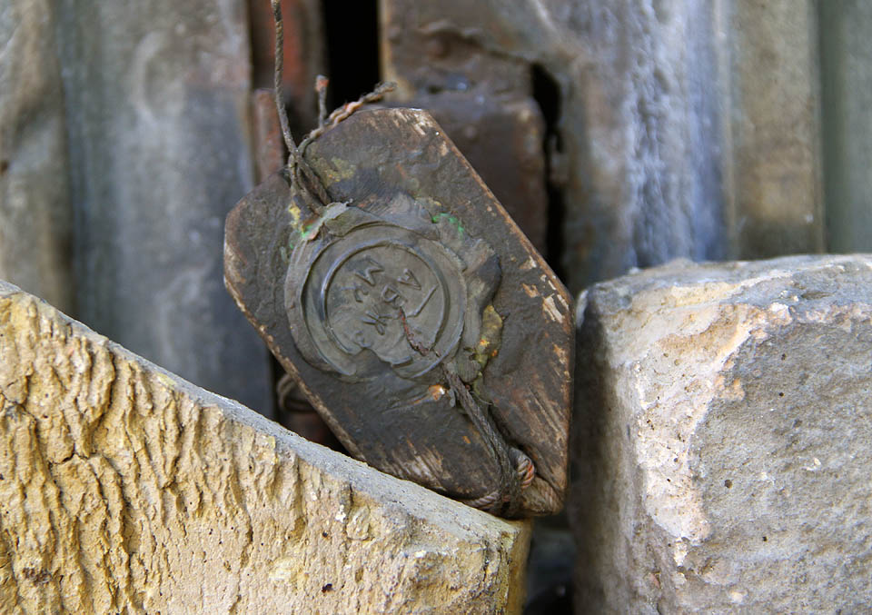 Také do bývalé rybárny se pomalu vrací život. Některé budovy jsou uzamčené, jiné aspoň zapečetěné a zapřené cihlou…