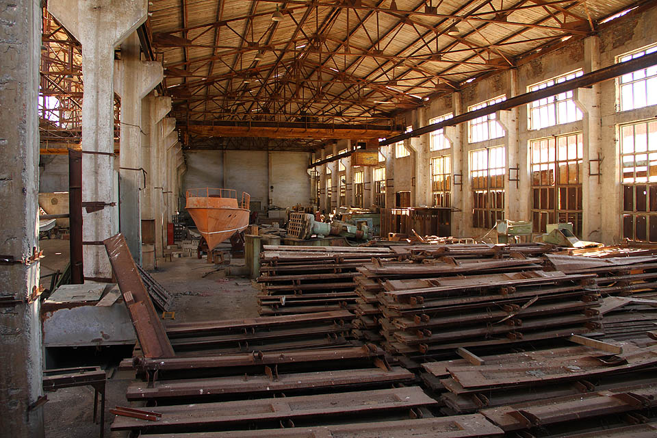 Jako Noemova archa - k jezeru ještě zbývá 25 km, ale nejprozíravější obyvatelé Aralsku už restaurují před léty opuštěné lodě. Zatím čekají na návrat jezera - a kdyby nepřišlo - budou se lodě hodit při příští potopě světa, vždyť město neleží ani 60 m nad mořem.