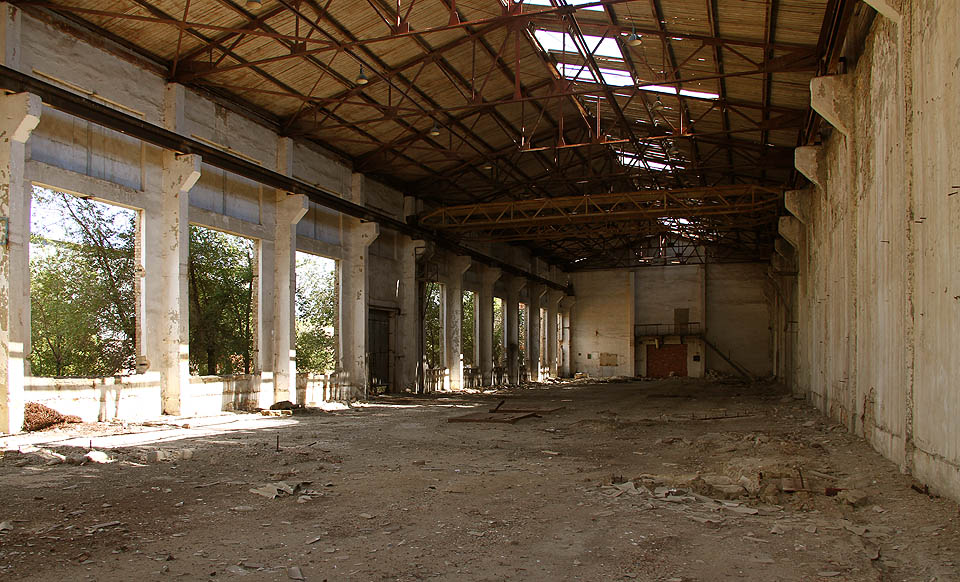 Naštěstí tady, uprostřed pouště, prší jen málokdy - budovy se proto rozkládají pomalu a budou sloužit jistě i vnukům dnešních obyvatel.