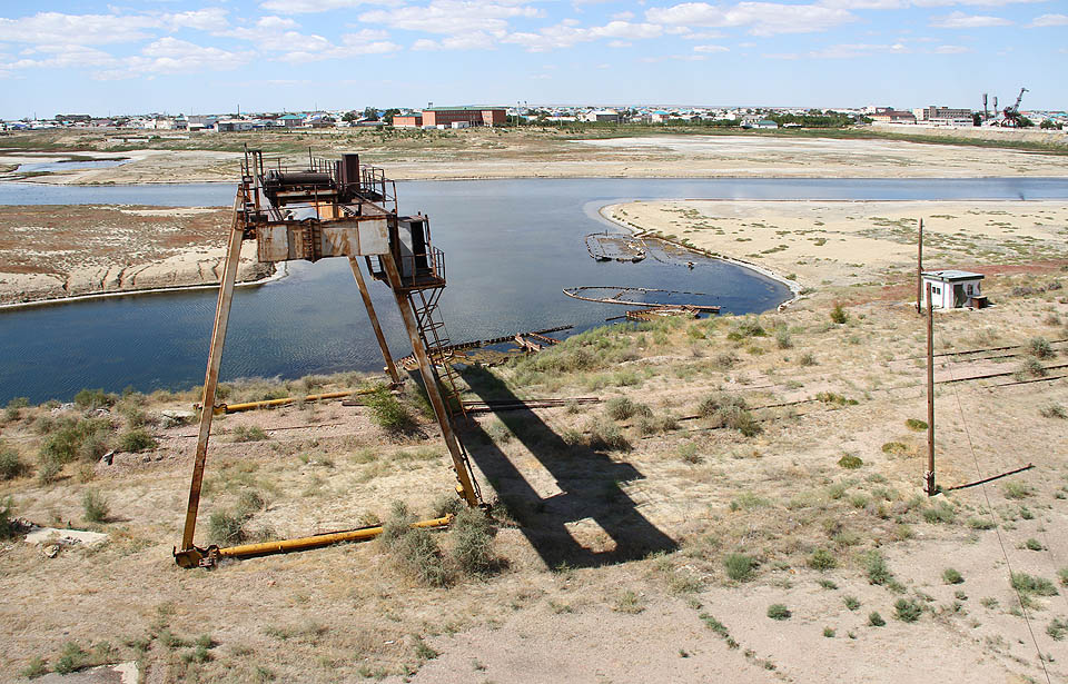 To nejhorší už má snad Aralsk za sebou. Co si o výstavbě hráze myslí obyvatele vesniček u jižní části jezera, kteří po jejím dokončení přišli i o zbytky vody ze severu, jsme nezjistili.