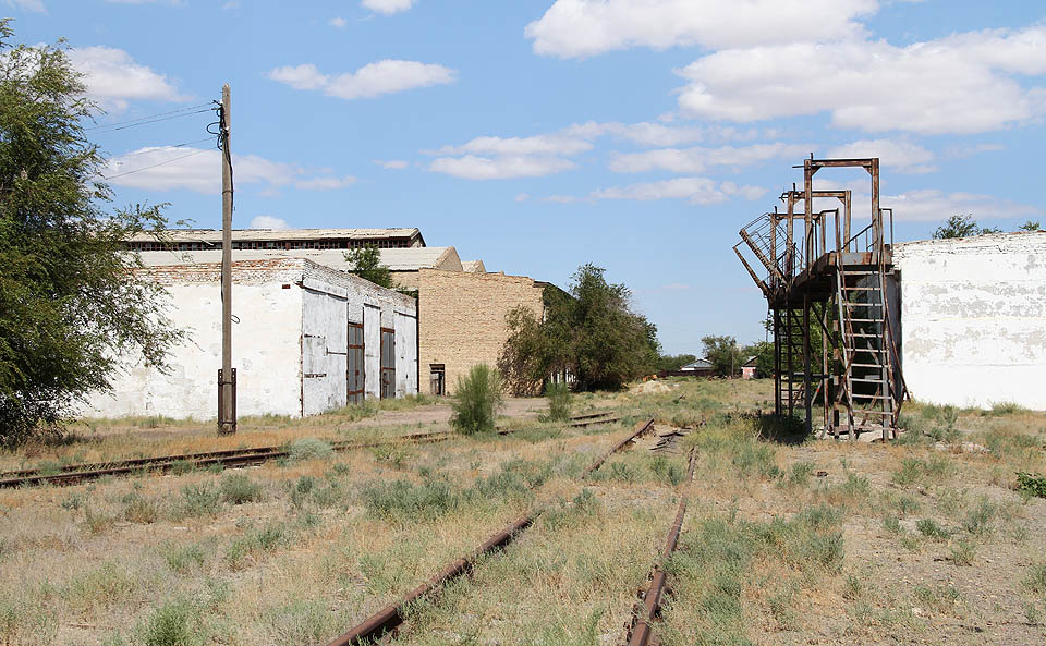 Tady se skrývají obrovské podzemní nádrže plné mazlavého černého oleje ze strojní výroby.