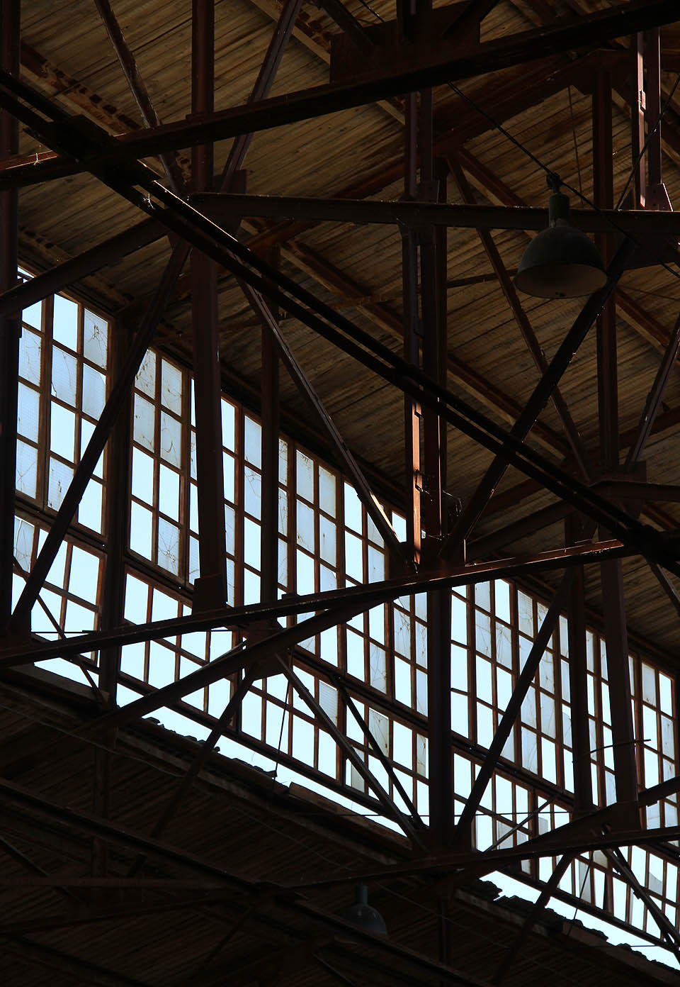 Zamlklá krása továrních hal. Síla, jistota, klid, očekávání.