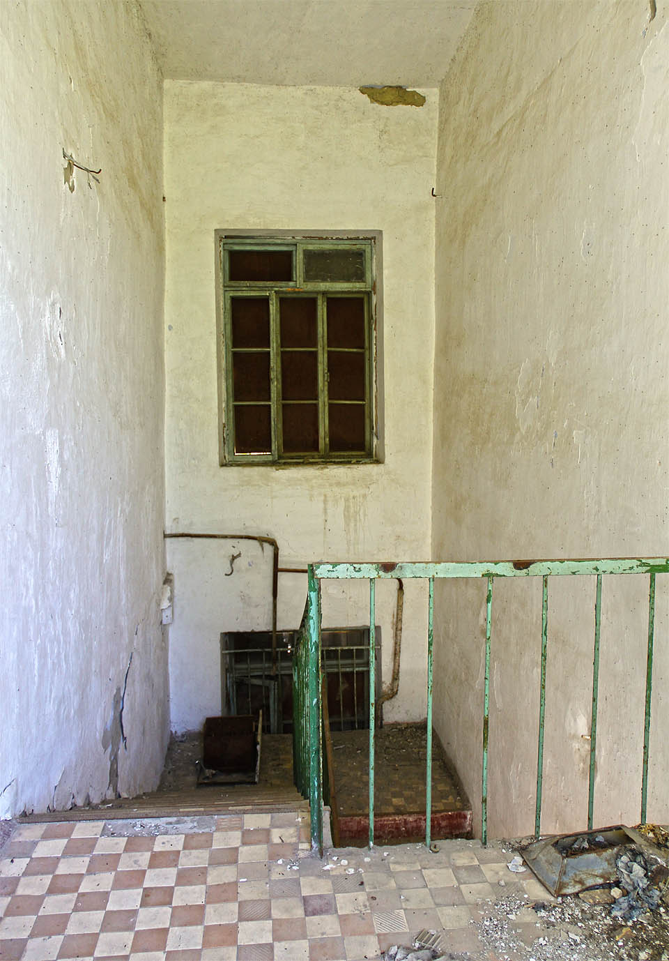 Uvnitř budov už toho moc nezbylo. Sovětský styl výstavby se ovšem nezapře ani tady.