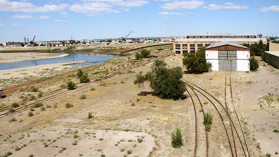Nešjzápadnější větev vlečky vede až k jezeru - tedy k tomu, co kdysi bylo - a jednou možná zase bude Aralským jezerem.
