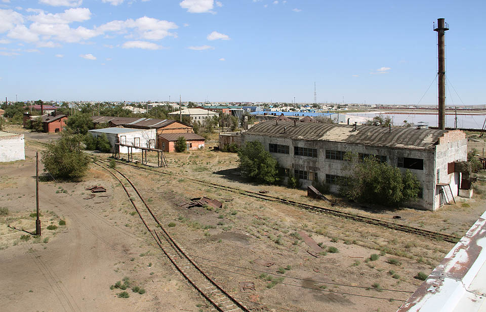 V rozlehlém areálu bývalé loděnice je podezřele ticho. Ostatně jako i ve zbytku města, které opustilo mnoho obyvatel a ulice zavál slaný písek.