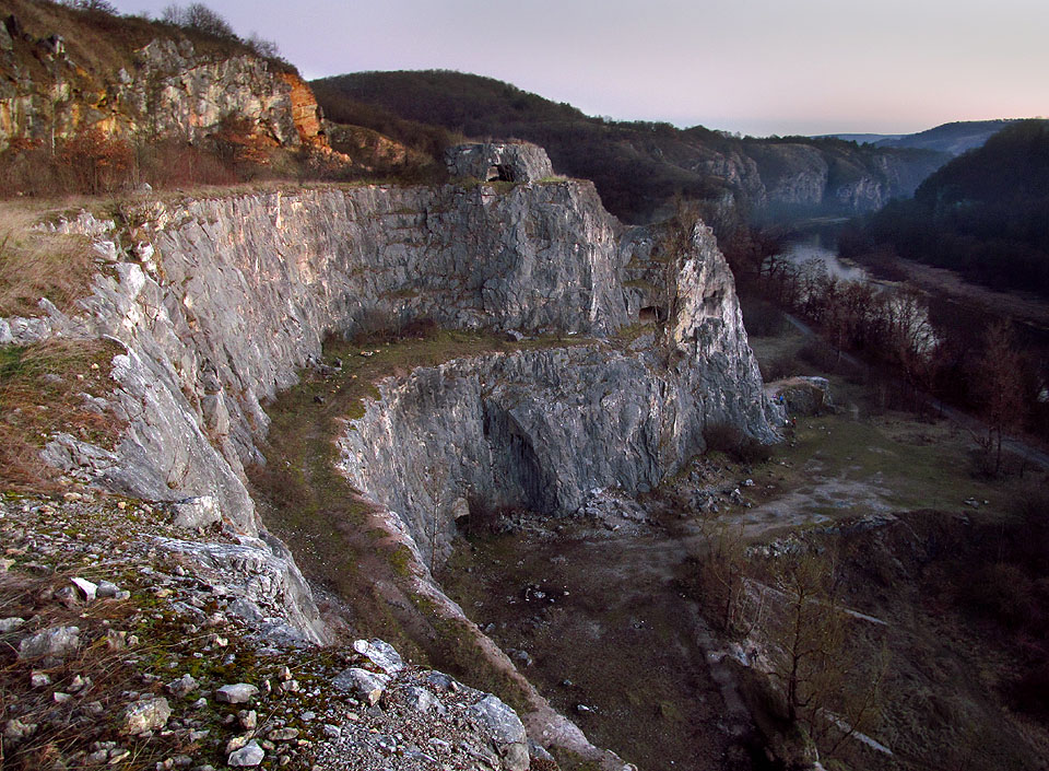 Pohled na lom Alkazar z nejvyššího patra od severu.