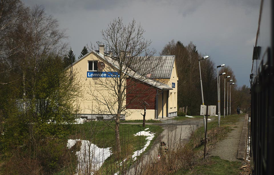 Železniční zastávka Lomnice u Rýmařova zachycená 23. dubna 2017 z projíždějícího vlaku Os3502.