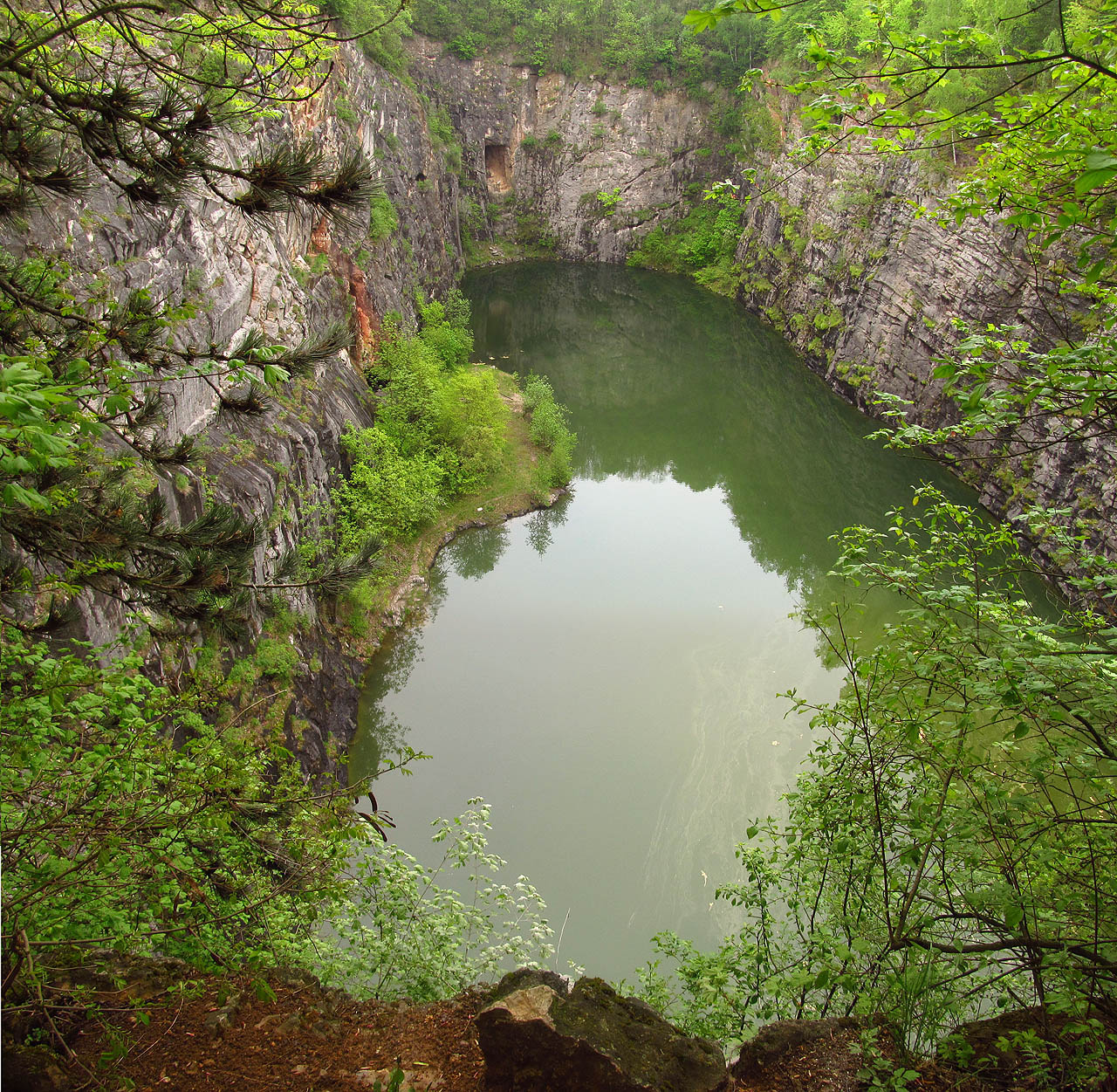Rovněž dno lomu zvaného Malá Amerika je zatopeno jezerem.