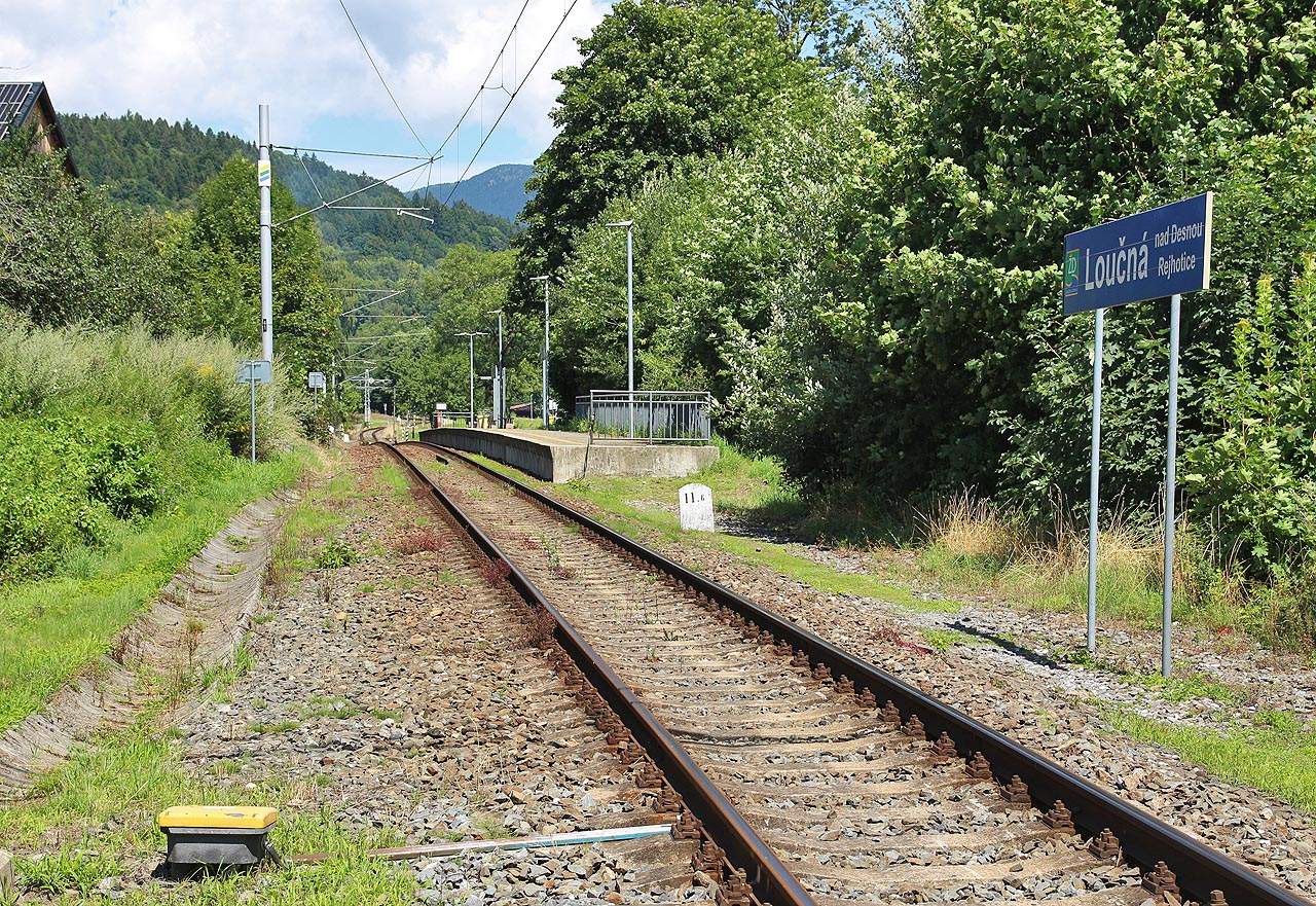 Pohled na zastávku ve směru od <a href="/Tema/Petrov nad Desnou (žst)">Petrova nad Desnou</a>.