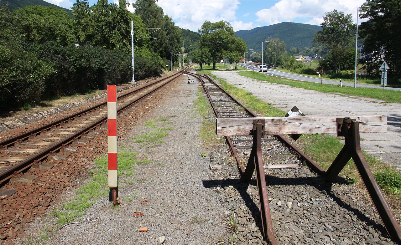Pod pojmem nákladiště se v Rejhoticích skrývá jedna manipulační kolej spojená s koleji dopravní jednoduchou spojkou.