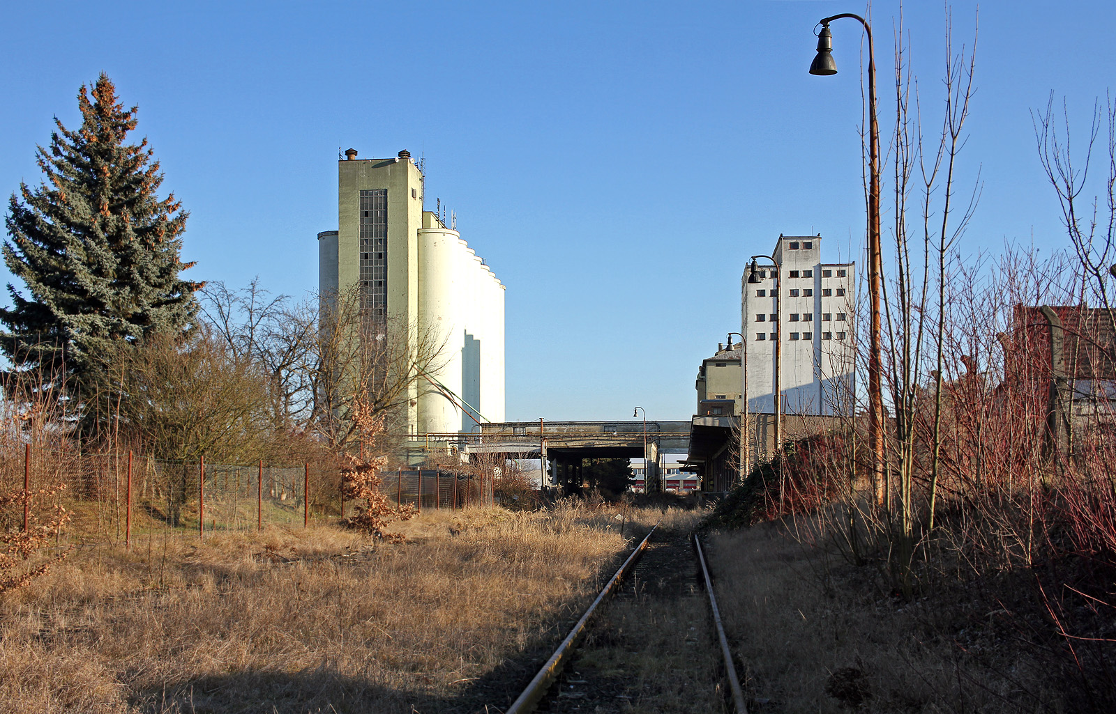 Nejhezčí cesta je k vyškovskému závodu Lukromu po kolejích, od sídliště Osvobození. V době, kdy závod na výrobu krmiv vznikal, tu ale ještě nestálo sídliště, ale dozrávaly plodiny.