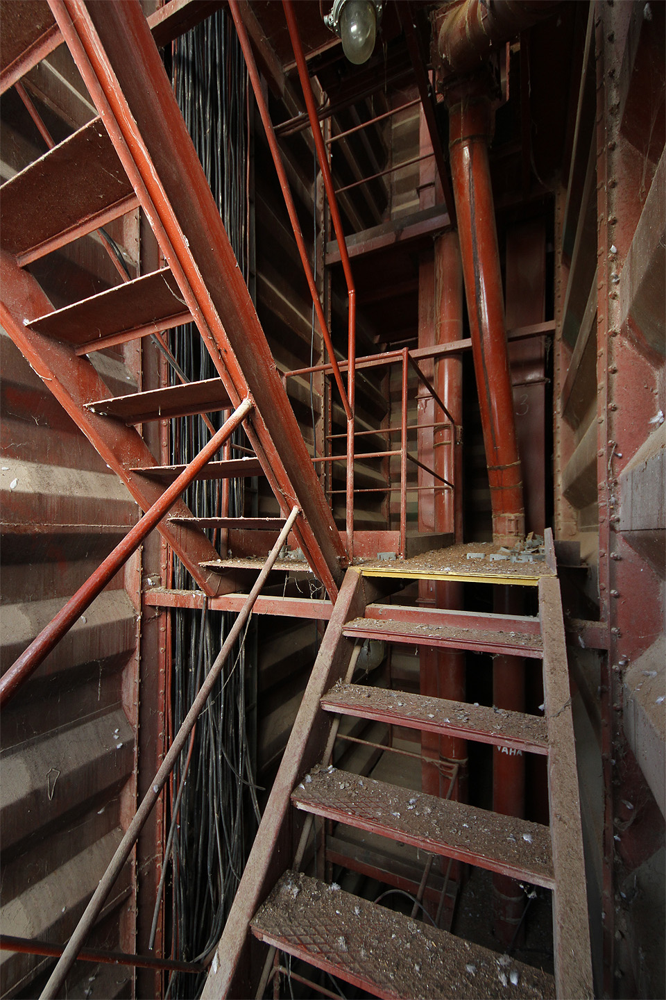 Je zajímavé, že právě v továrně na krmiva se nachází tolik vysokých staveb. Každá z nich má mnohapodlažní schodiště, po kterém můžeme sestupovat hlouběji a hlouběji.