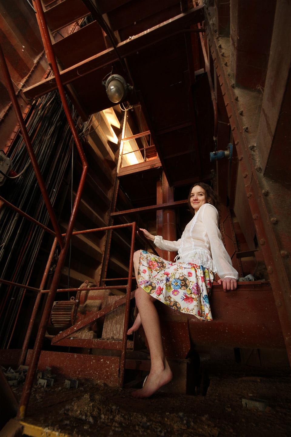 Odvážná školačka žije ráda na vysoké noze a do přízemí se jí s námi nechce. Loučíme se s ní i hejny holubů a klesáme níže.