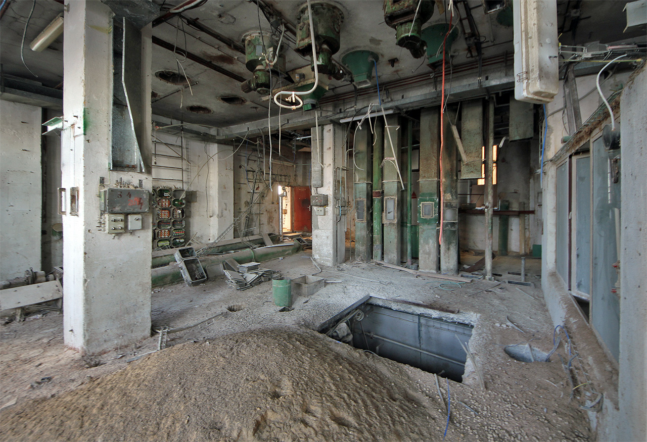 Druhé nadzemní podlaží, tady se nachází vůbec nejzajímavější provozy a taky velín.