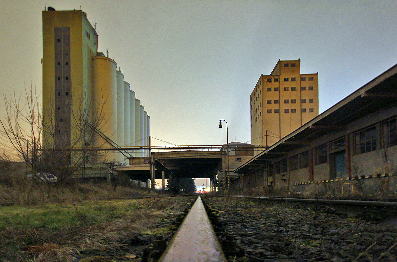 Opuštěný areál působí romanticky i v noci, přicházíme-li po kolejích, po kterých už nikdy neprojede vlak.