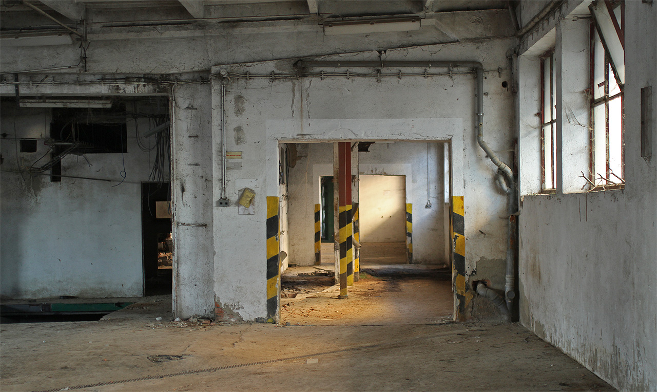 Rozlohou největší část areálu pokrývají přízemní haly a sklady krmiv. Za více než půstoletí své existence jsou budovy pěkně opotřebované s provozní patinou, jak se sluší a patří.