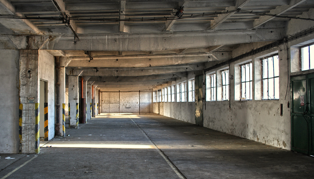 Společnost Lukrom v roce 2024 všechny haly vyklidila a ty teď čekají na svůj definitivní konec pod lžící bagru.