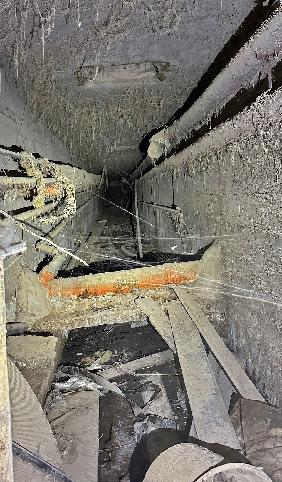 Zvláštní kouzlo pak nabízí labyrint podzemních kolektorů pod areálem, který spojuje jednotlivé budovy. Betonové chodby jsou tak úzké, že by snad ani nepotřebovaly pavoučí sítě k tomu, aby byl pohyb v nich obtížný. Myšlenky na Odulu si tady raději zakazujeme.