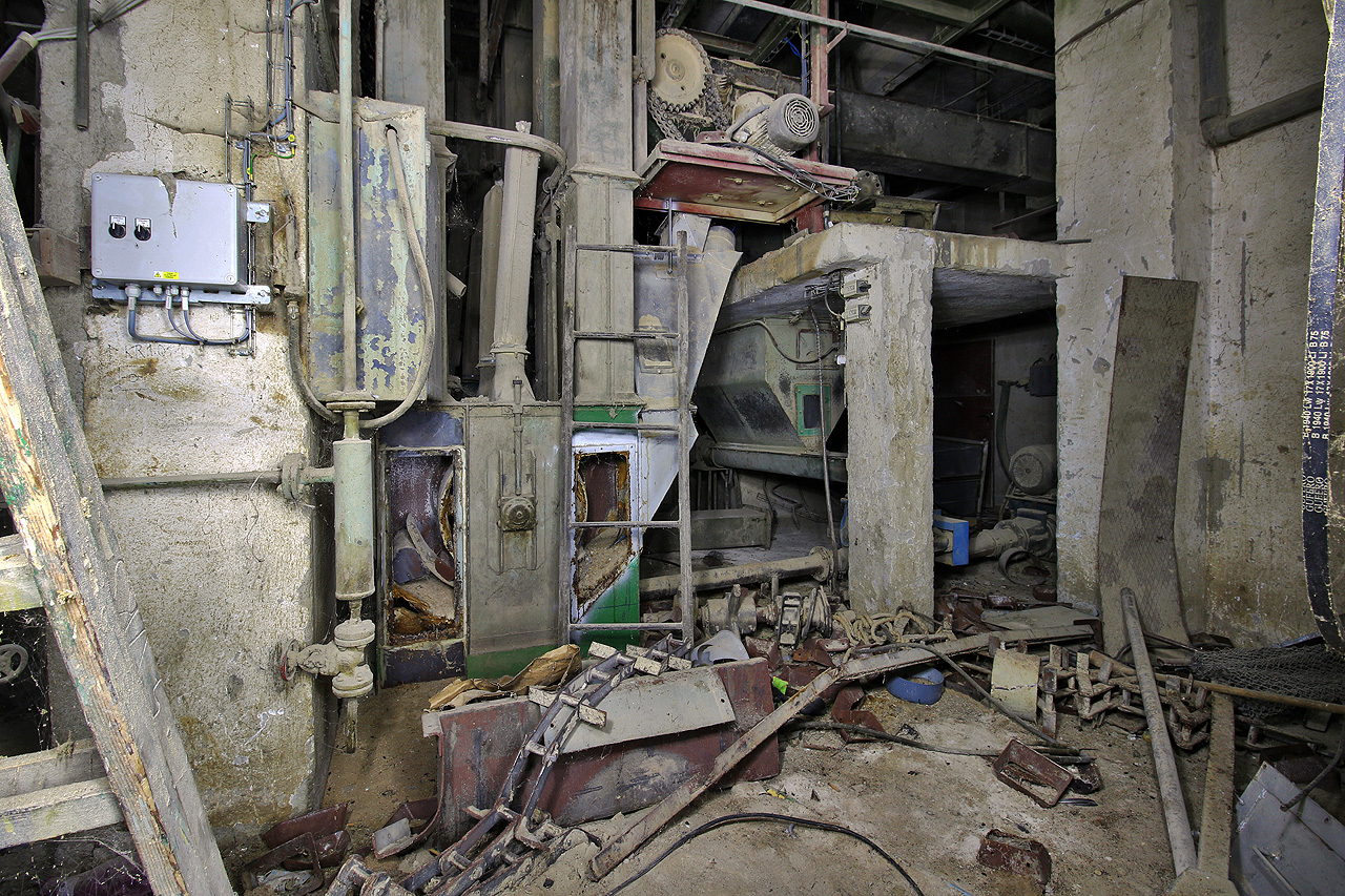 V nejnižším podzemním podlaží jsou stroje na sebe namačkané tak hustě, že se tu protáhnou jen kočky lovící přežrané myši.