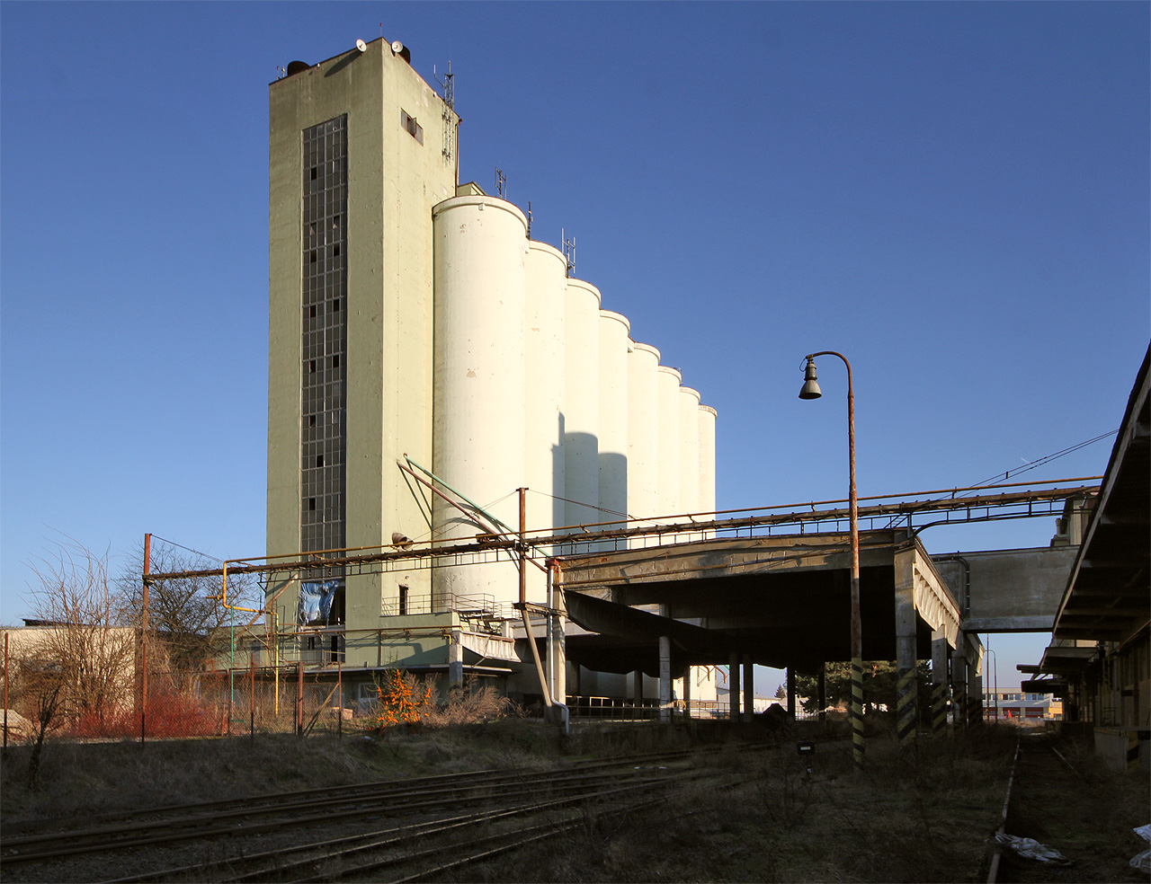 Dominantou závodu je bezesporu silo s 24 válcovými nádržemi na obilí, které je zřejmě nejvyšší stavbou ve Vyškově. Kromě nej se v areálu nalézá též hrachárna a ocelová násypka, jež všechny skýtají zajímavý výhled ze svých střech.