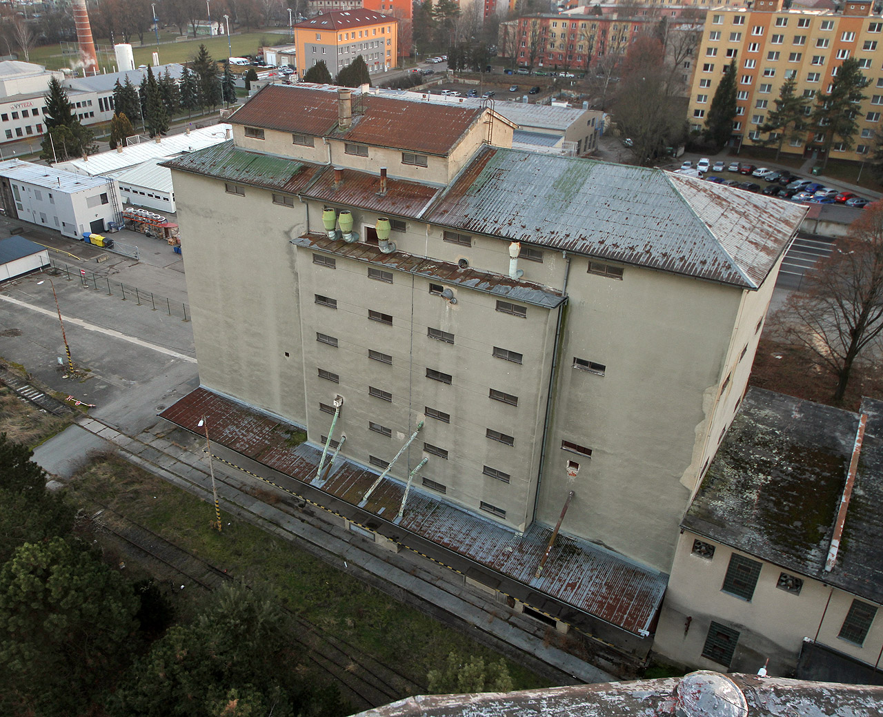 Nejstarší budovou pozdější továrny na krmiva je zděné silo, které bylo z areálu později vyčleněno.