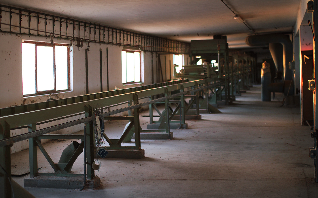 V naprostém tichu a opuštěnosti, vysoko nad městem, je to tu vlastně nesmírně romantické. Úplně jiné než v době, kdy po pásu projížděly tuny zrní nebo brambor.