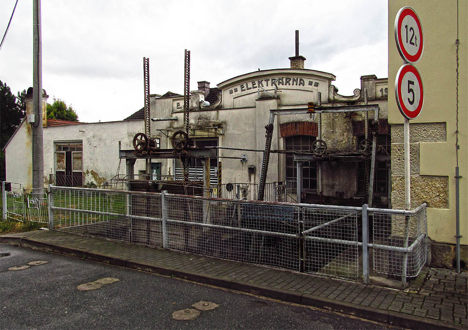 Celkový pohled na elektrárnu z nátokové strany.