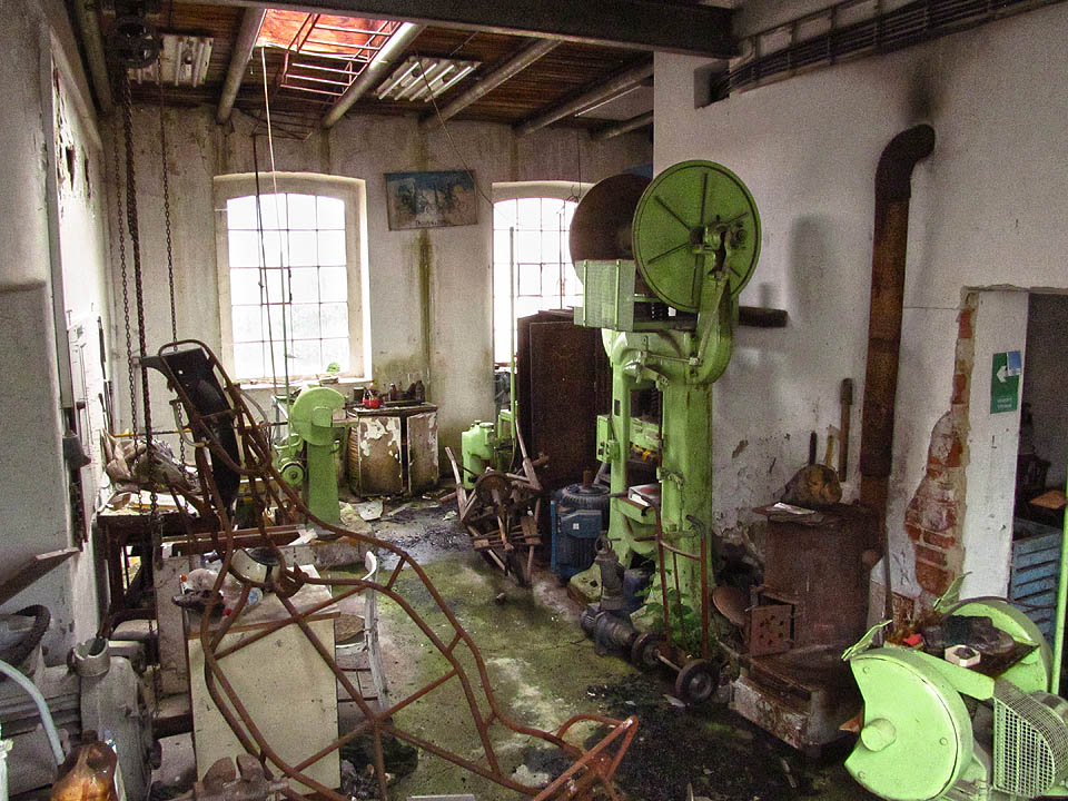 Pohled do zapomenuté dílny konstruktéra a vynálezce. její další osud se zdá nejasný.