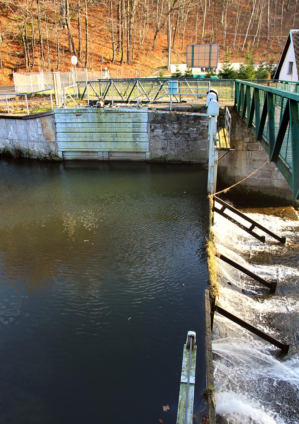 Jez, lávka a vtokový objekt elektrárny.