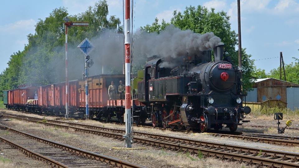 Lokomotiva 423 0145 byla vyrobena v roce 1937 a patřila k nejtypičtější řadě prvorepublikových i poválečných ČSD na místních tratích, která získala přezdívku velkej bejček. Pravděpodobně dříve jezdila také přes Martinice. Foto <a href=http://hartanet.rajce.idnes.cz/>Zdeněk Horák</a>.