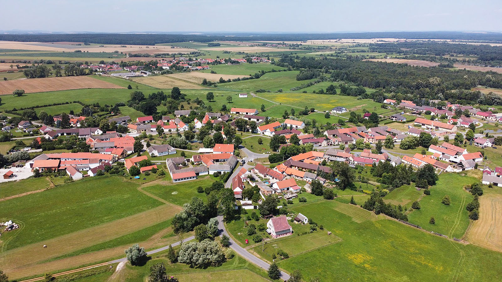 Letecký pohled na <a href="/Tema/Mažice">obec Mažice</a>, v pozadí na severozápadě je vidět sousední <a href="/Tema/Zálší (ORP Soběslav)">obec Zálší</a>.