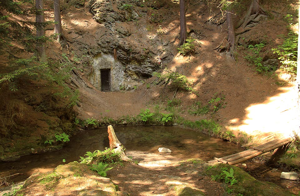 Vstup do štoly je chráněn ocelovou mříží, přístup před mříž je ovšem zajištěn po lávce přes potok.