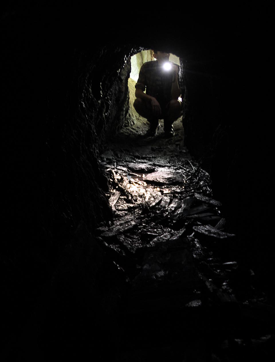 Mertova díra není příliš vysoká a průchod je tak pohodlnější spíše po kolenou.