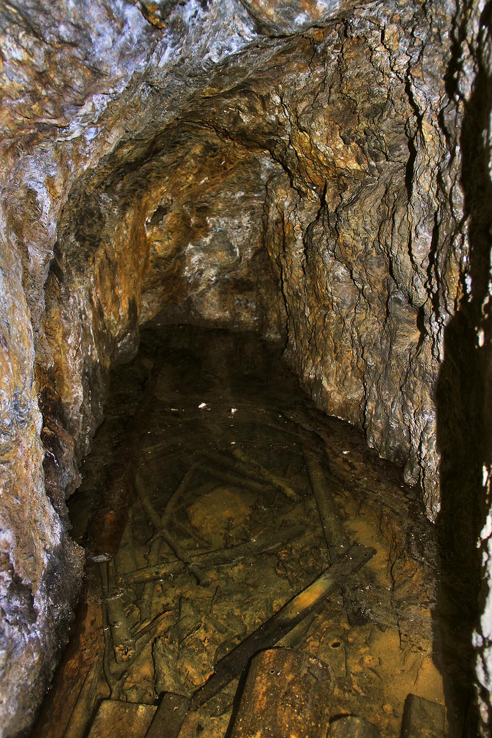 Poměrně záhy (po necelých 50 m) štola končí kratším zatopeným úsekem a nepravidelnou čelbou. Pověst o propojení se zámkem byla zase jenom pověstí…